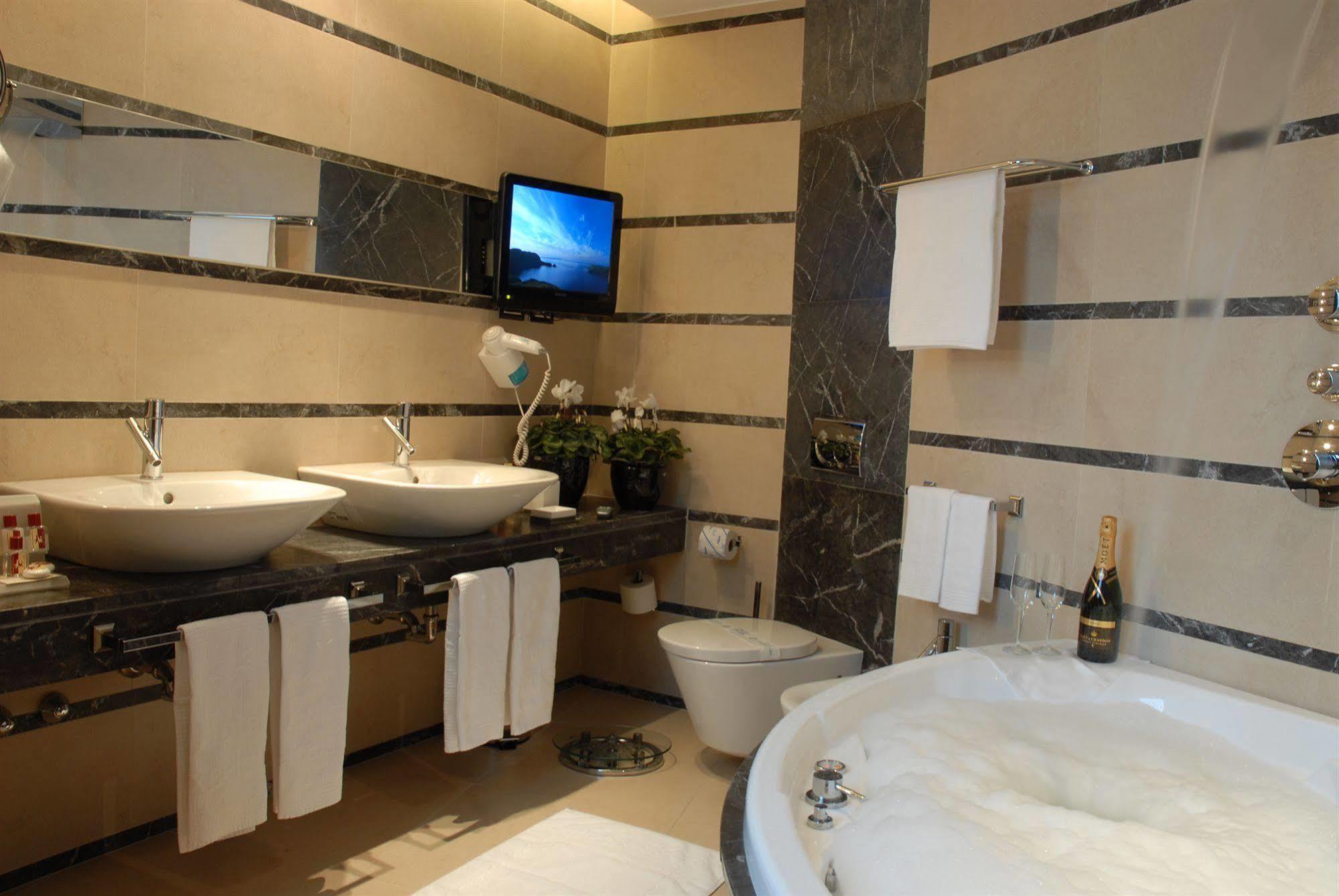 Hotel Excelsior La Maddalena  Bagian luar foto